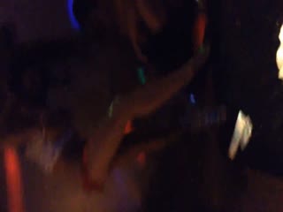 真實拍攝KTV三男一女在包房一邊唱K一邊啪啪啪